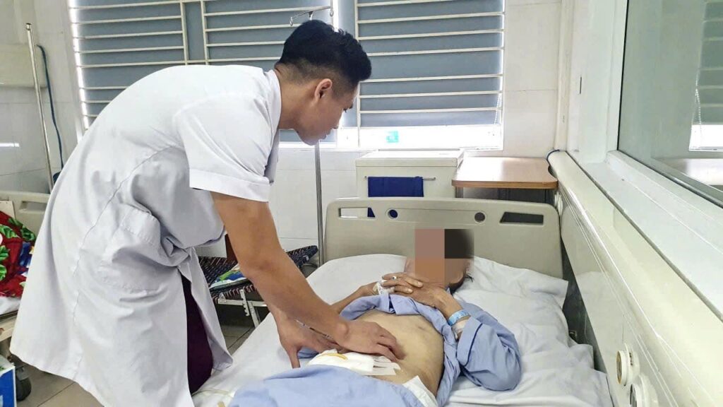 Nam bệnh nhân phải phẫu thuật cấp cứu do thoát vị bẹn nghẹt có nguy cơ tử vong